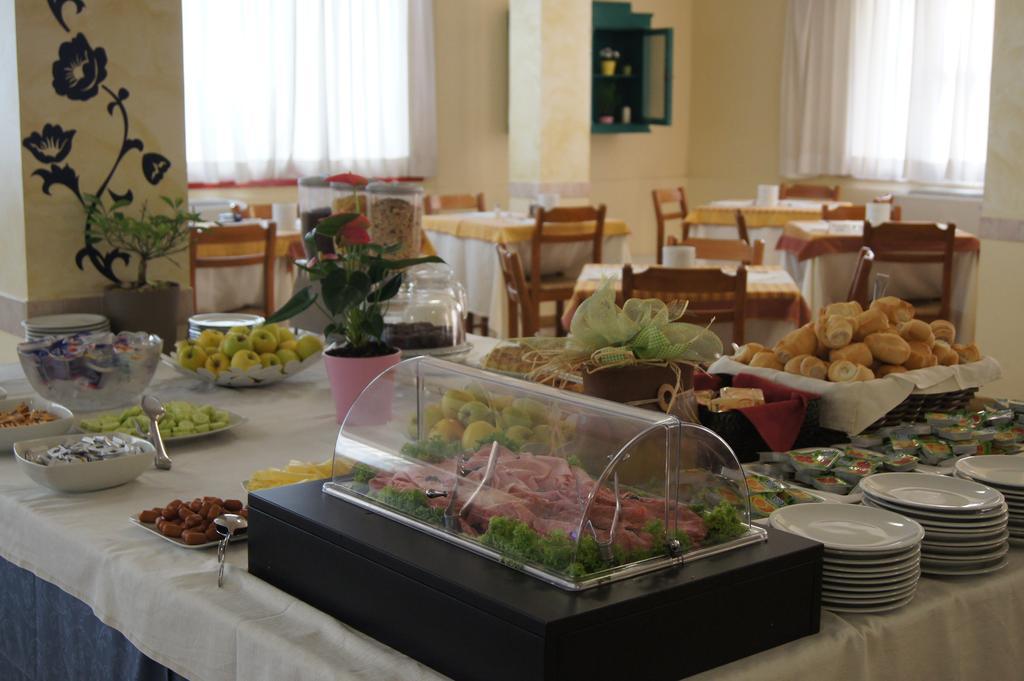 Hotel Orizzonti リミニ エクステリア 写真