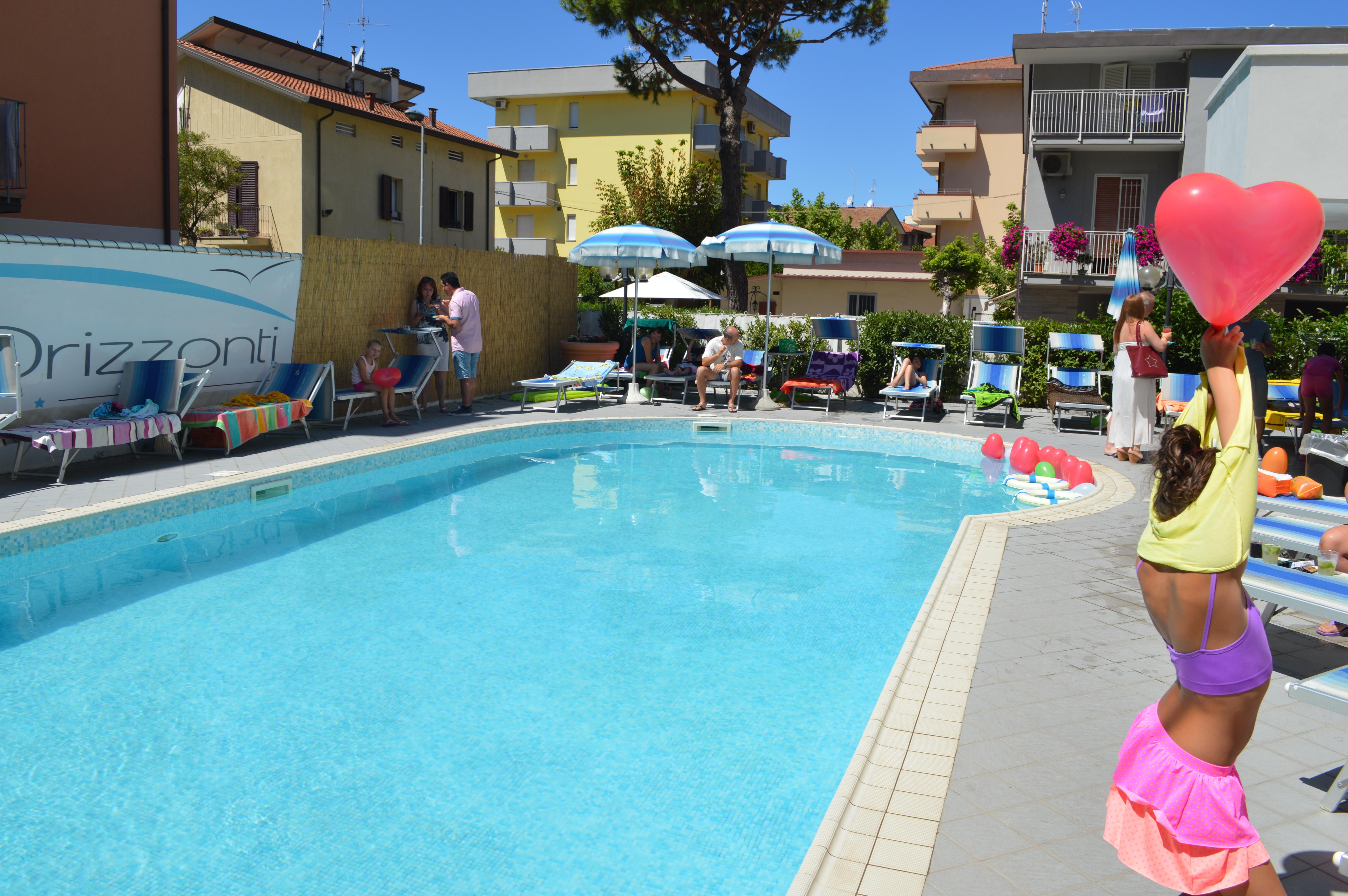 Hotel Orizzonti リミニ エクステリア 写真