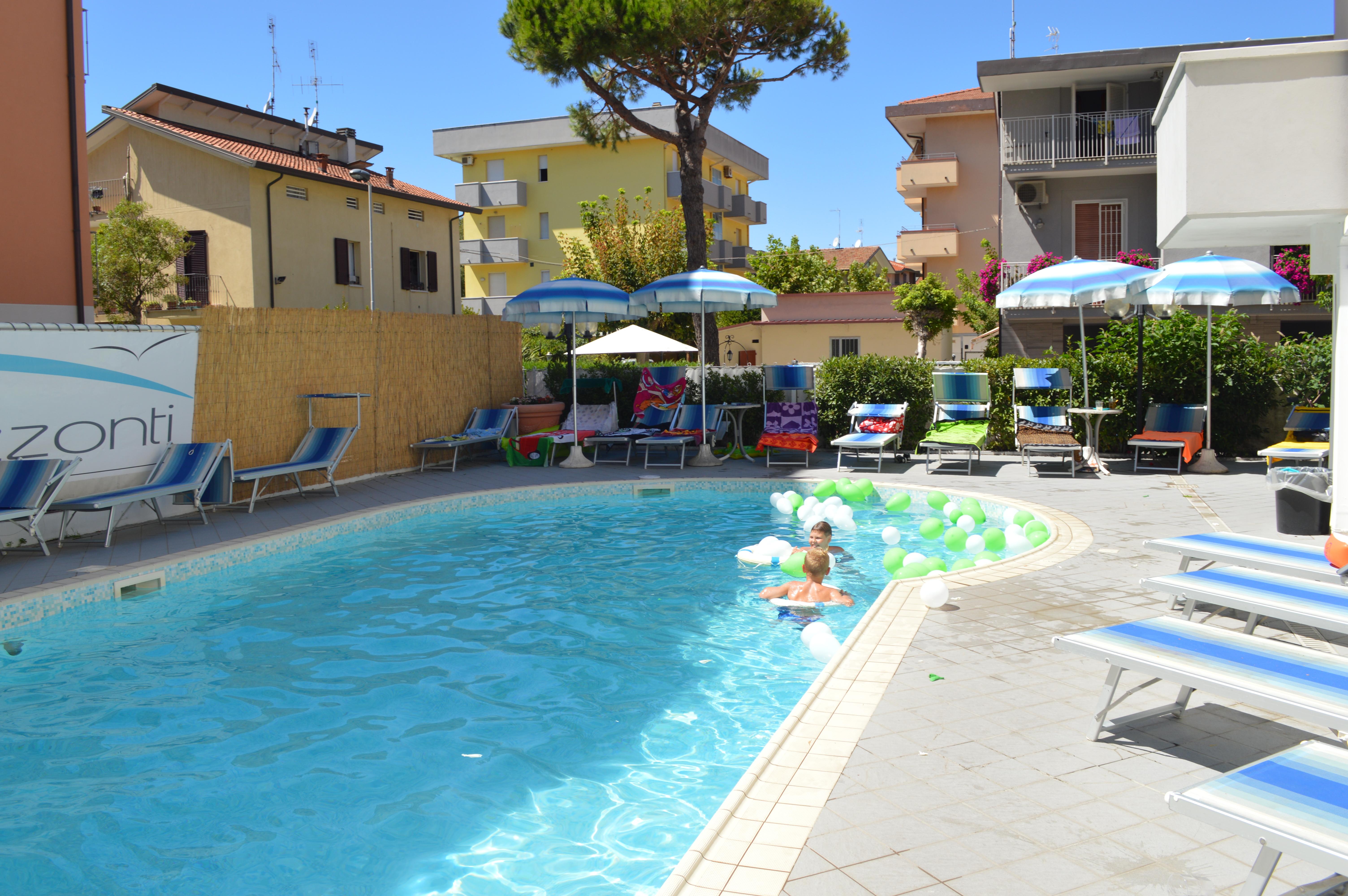 Hotel Orizzonti リミニ エクステリア 写真