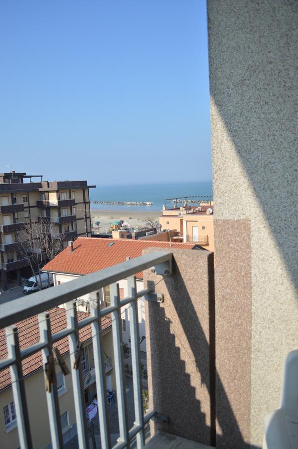 Hotel Orizzonti リミニ エクステリア 写真